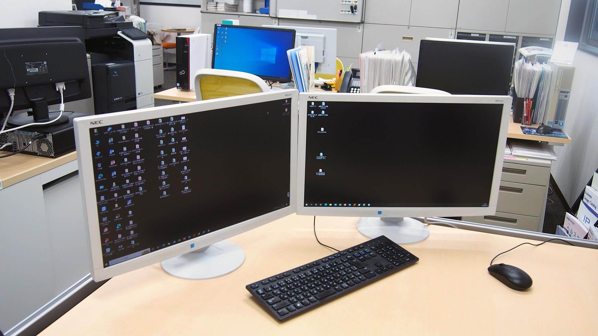 社外の１台のノートPC から、社内２画面のデスクトップPCを遠隔操作